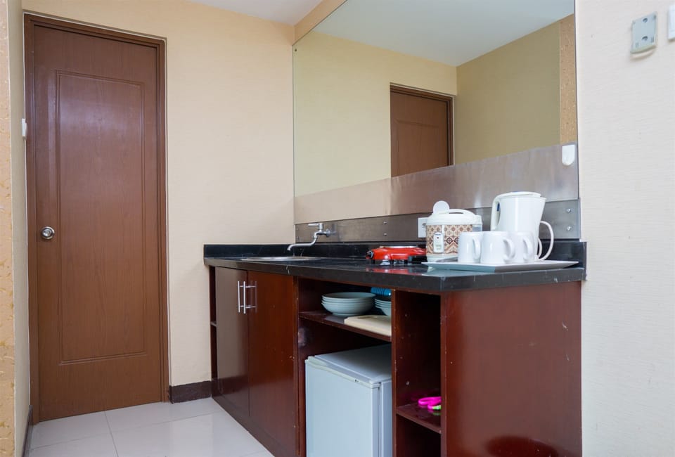 Room | Private kitchenette | Fridge, stovetop, cookware/dishes/utensils