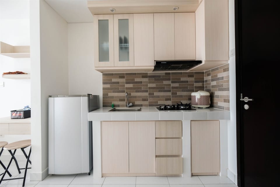 Room | Private kitchenette | Fridge, stovetop, electric kettle, cookware/dishes/utensils