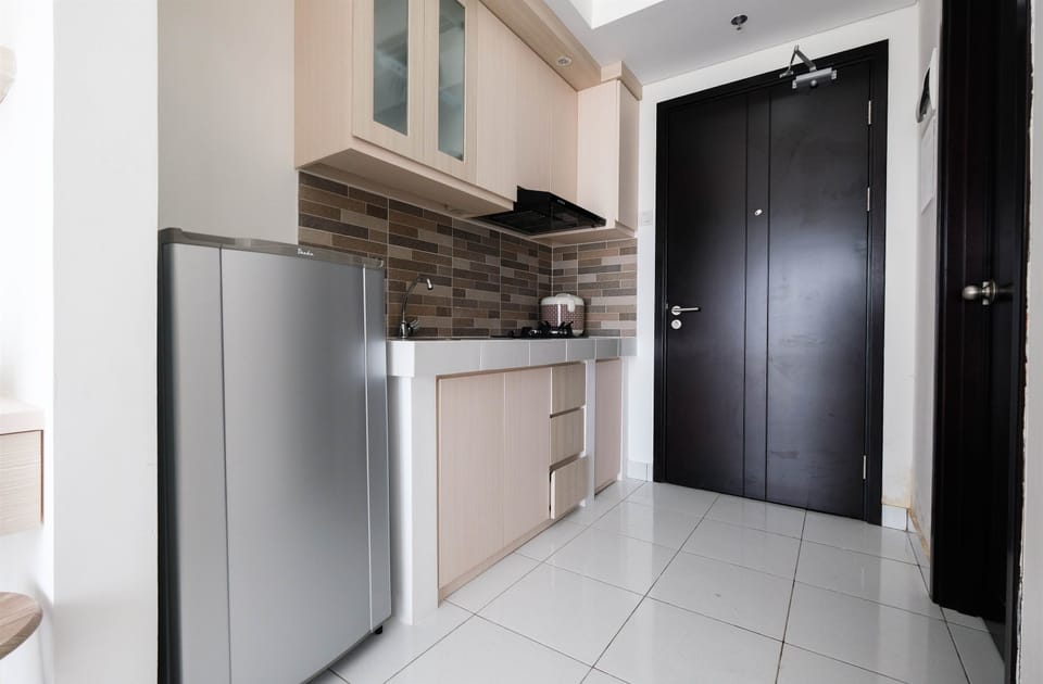 Room | Private kitchenette | Fridge, stovetop, electric kettle, cookware/dishes/utensils