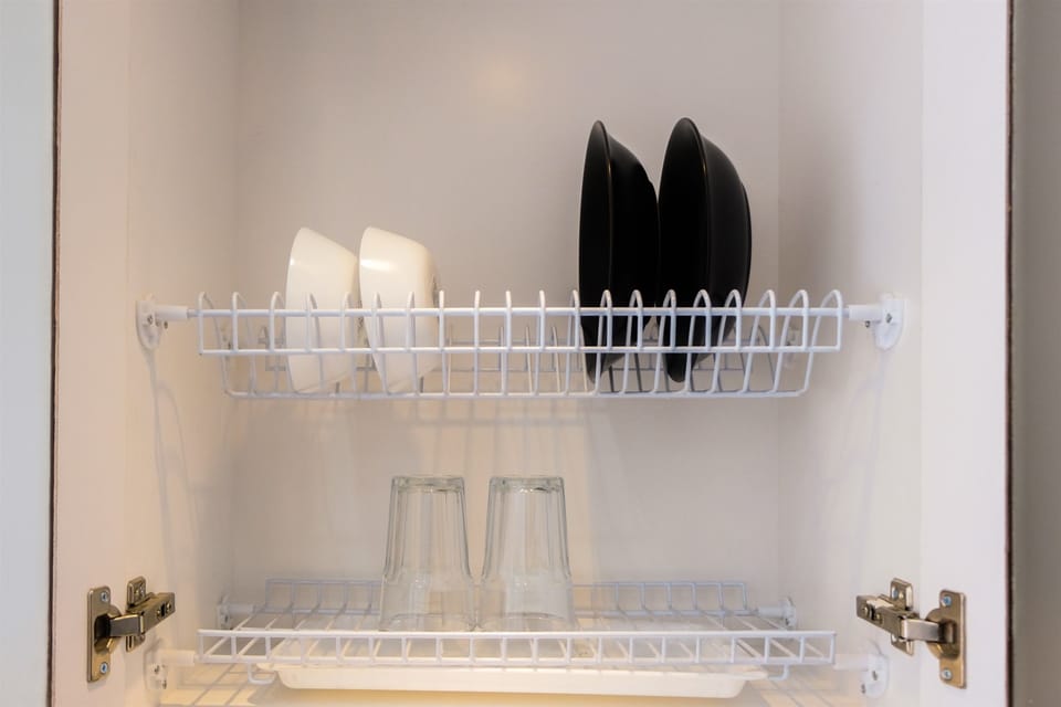 Room | Private kitchenette | Fridge, stovetop, electric kettle, cookware/dishes/utensils