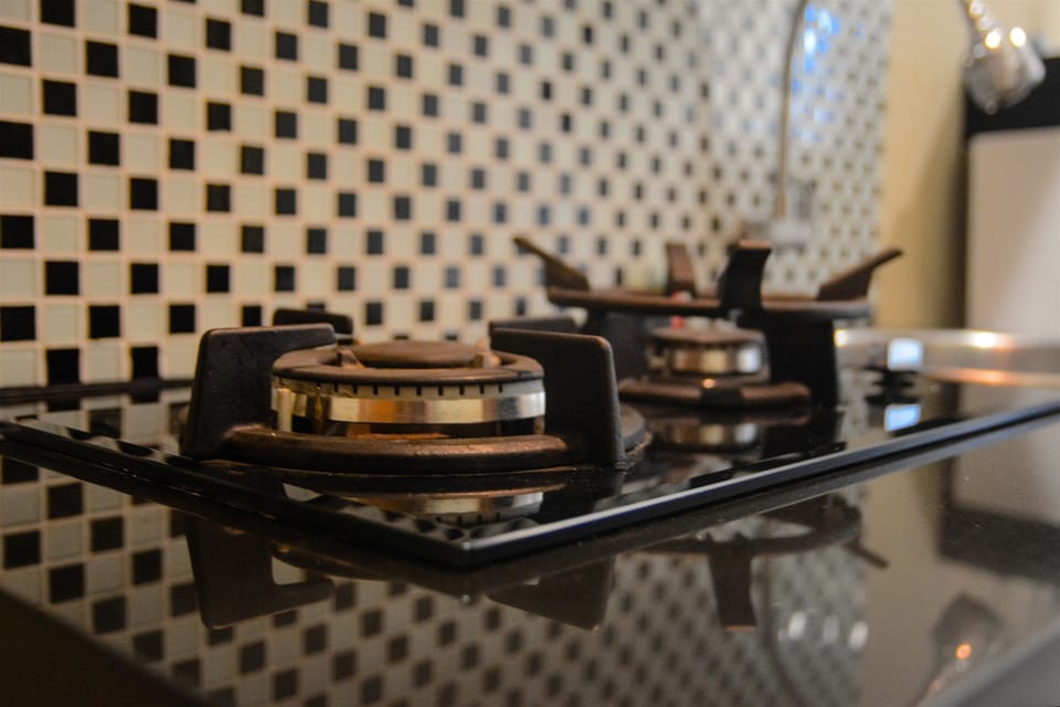 Room | Private kitchenette | Fridge, stovetop, electric kettle, cookware/dishes/utensils