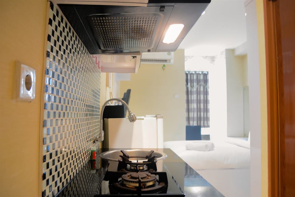 Room | Private kitchenette | Fridge, stovetop, electric kettle, cookware/dishes/utensils