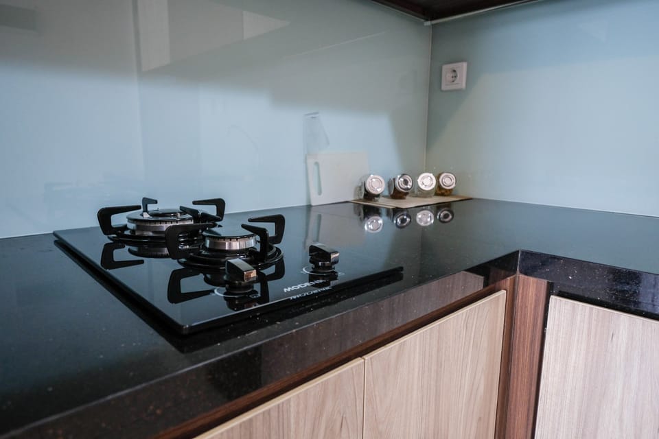 Room | Private kitchenette | Fridge, stovetop, cookware/dishes/utensils