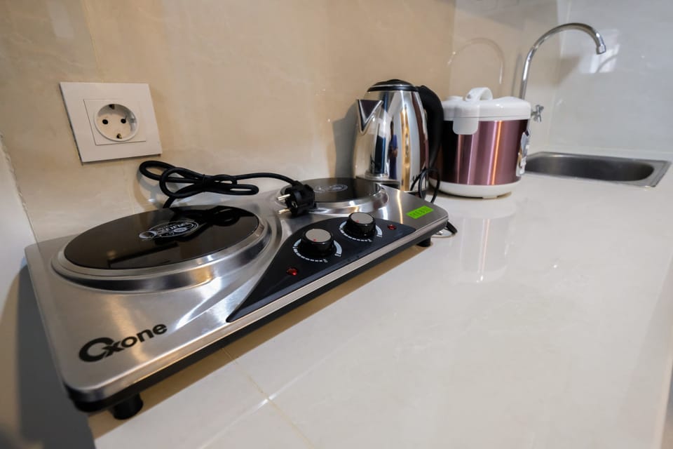 Room | Private kitchenette | Fridge, stovetop, cookware/dishes/utensils