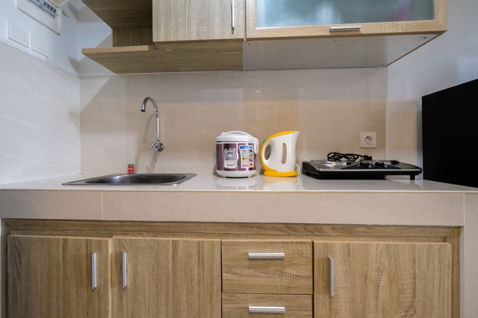 Room | Private kitchenette | Fridge, stovetop, cookware/dishes/utensils