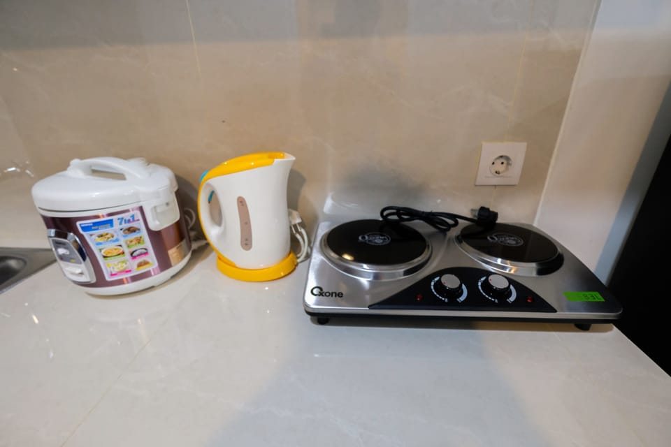 Room | Private kitchenette | Fridge, stovetop, cookware/dishes/utensils
