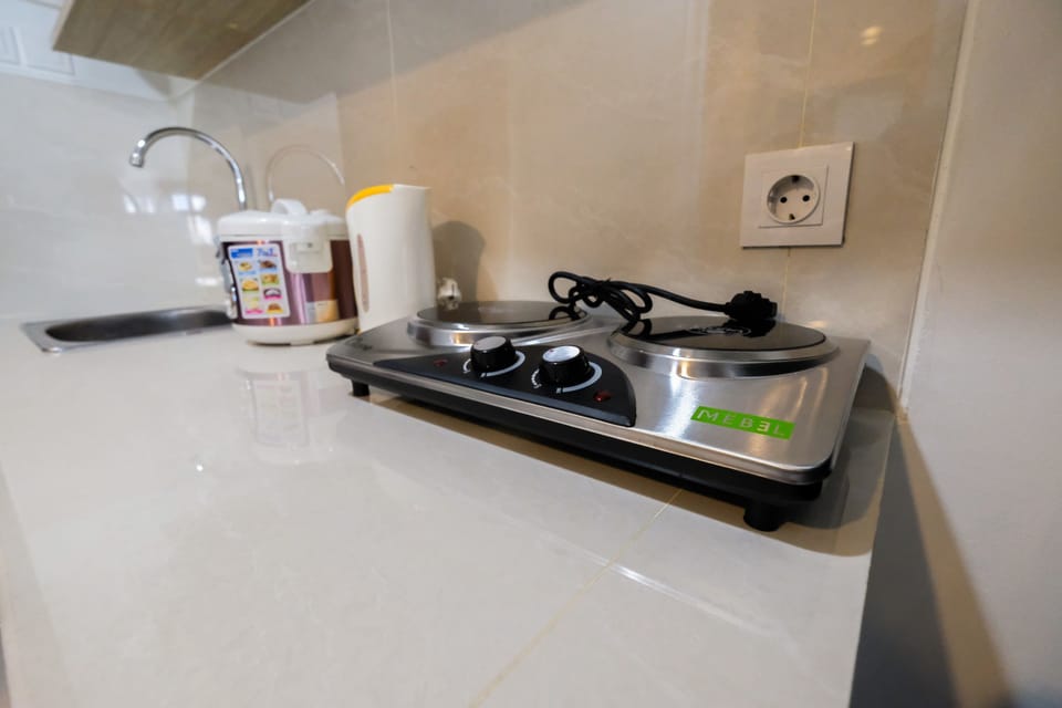 Room | Private kitchenette | Fridge, stovetop, cookware/dishes/utensils