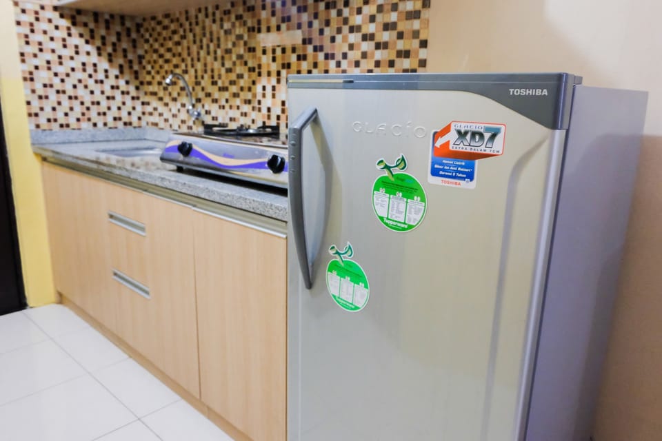 Room | Private kitchenette | Fridge, microwave, stovetop, cookware/dishes/utensils