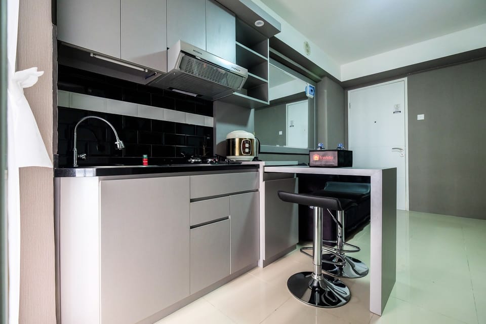 Room | Private kitchen | Fridge, microwave, stovetop, cookware/dishes/utensils