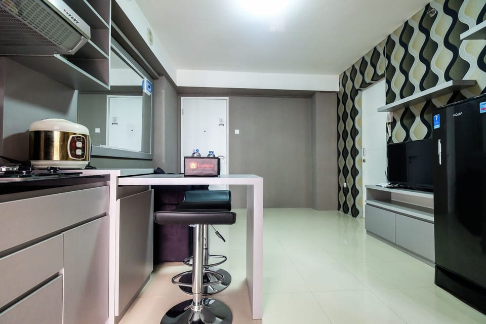 Room | Private kitchen | Fridge, microwave, stovetop, cookware/dishes/utensils