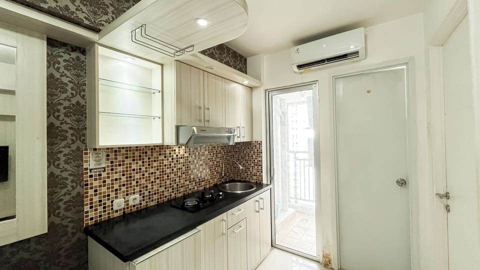 Room | Private kitchen | Fridge, stovetop, cookware/dishes/utensils