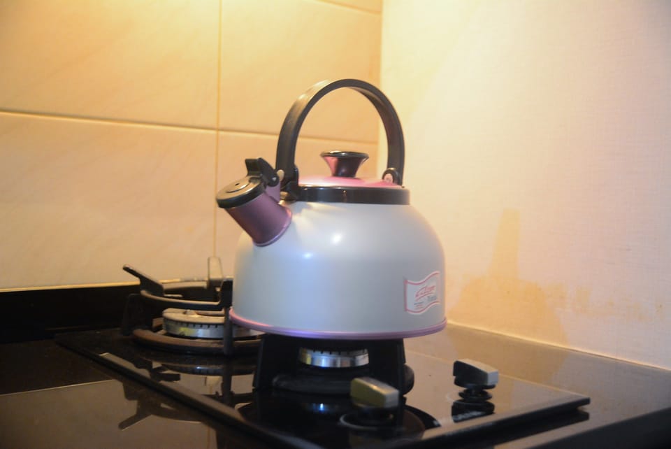 Room | Private kitchenette | Fridge, stovetop, cookware/dishes/utensils