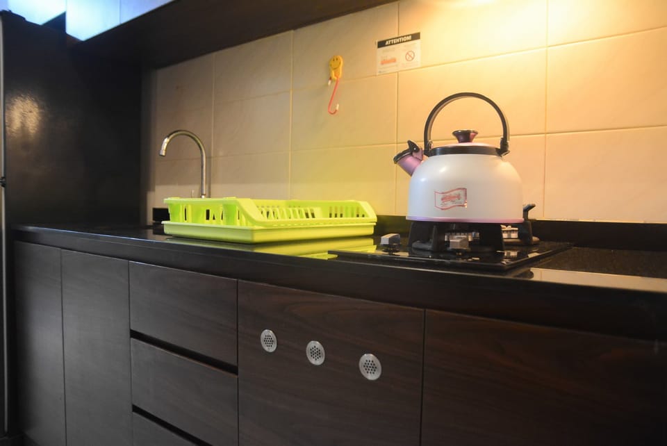 Room | Private kitchenette | Fridge, stovetop, cookware/dishes/utensils