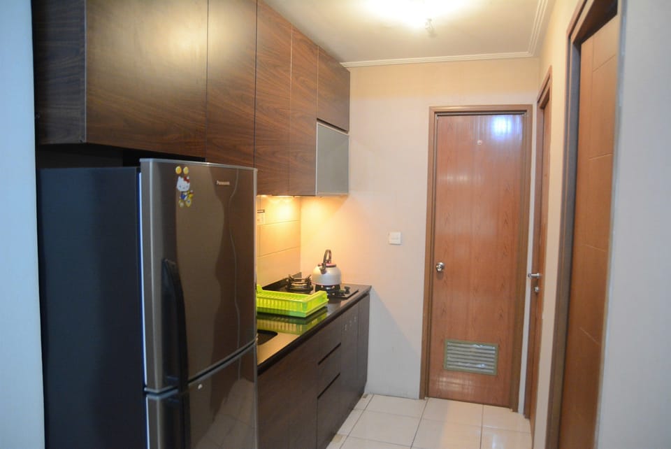 Room | Private kitchenette | Fridge, stovetop, cookware/dishes/utensils