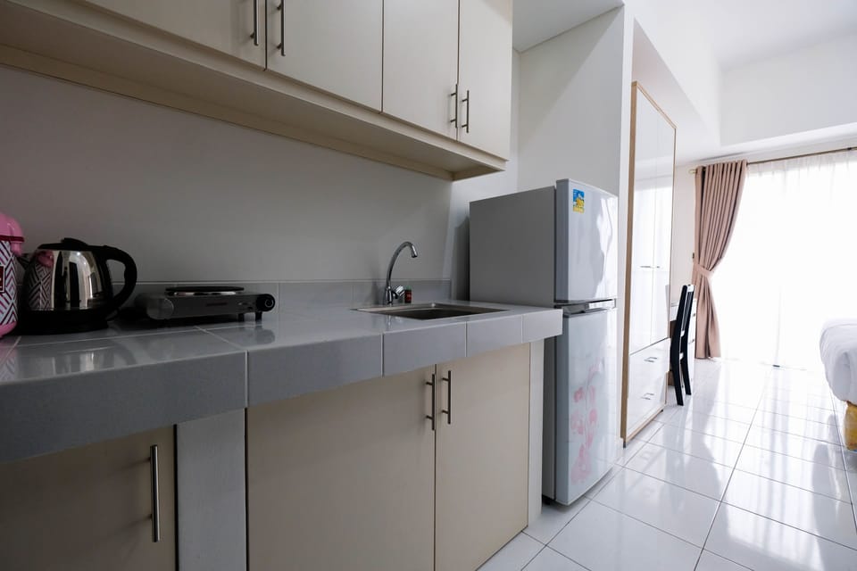 Room | Private kitchenette | Fridge, stovetop, electric kettle, cookware/dishes/utensils