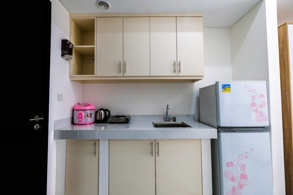 Room | Private kitchenette | Fridge, stovetop, electric kettle, cookware/dishes/utensils