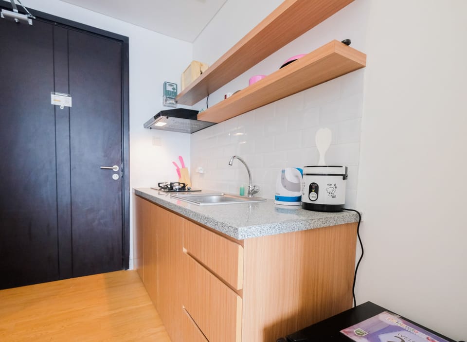 Room | Private kitchenette | Fridge, stovetop, cookware/dishes/utensils