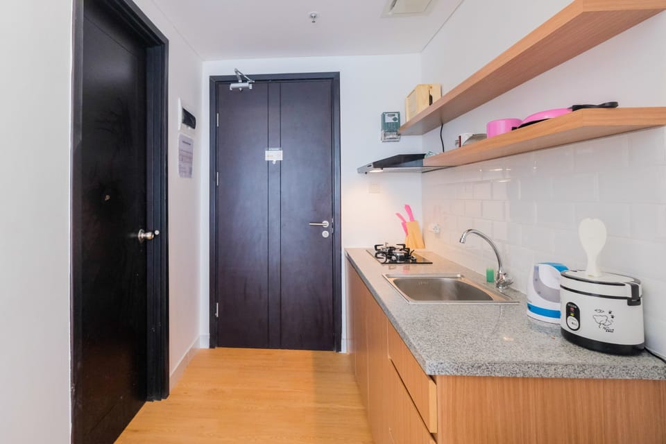 Room | Private kitchenette | Fridge, stovetop, cookware/dishes/utensils
