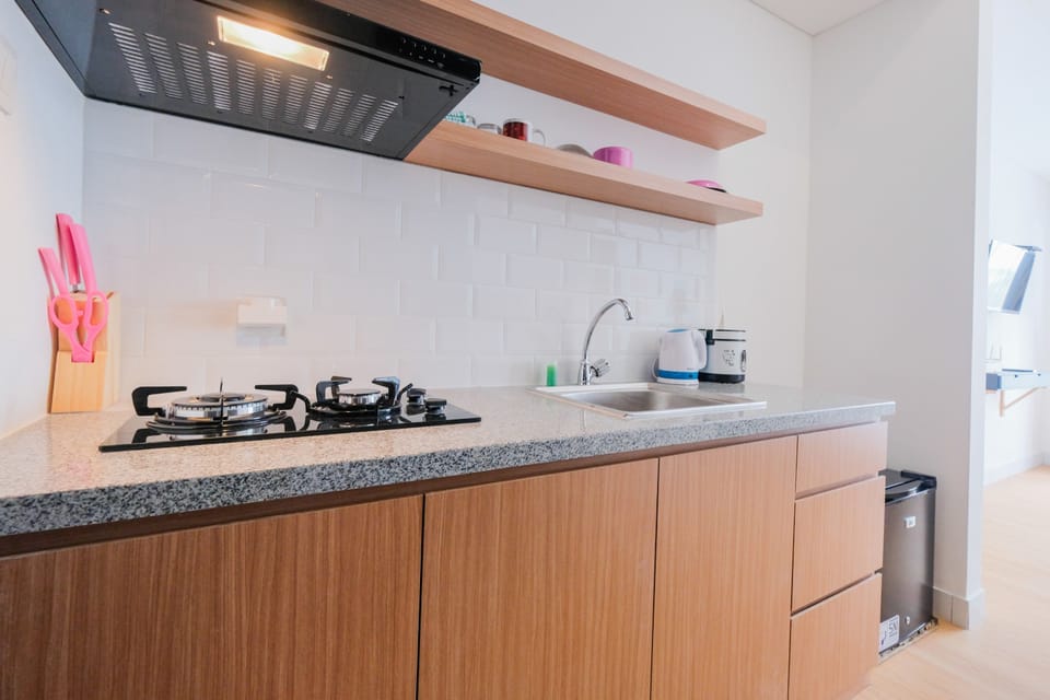 Room | Private kitchenette | Fridge, stovetop, cookware/dishes/utensils