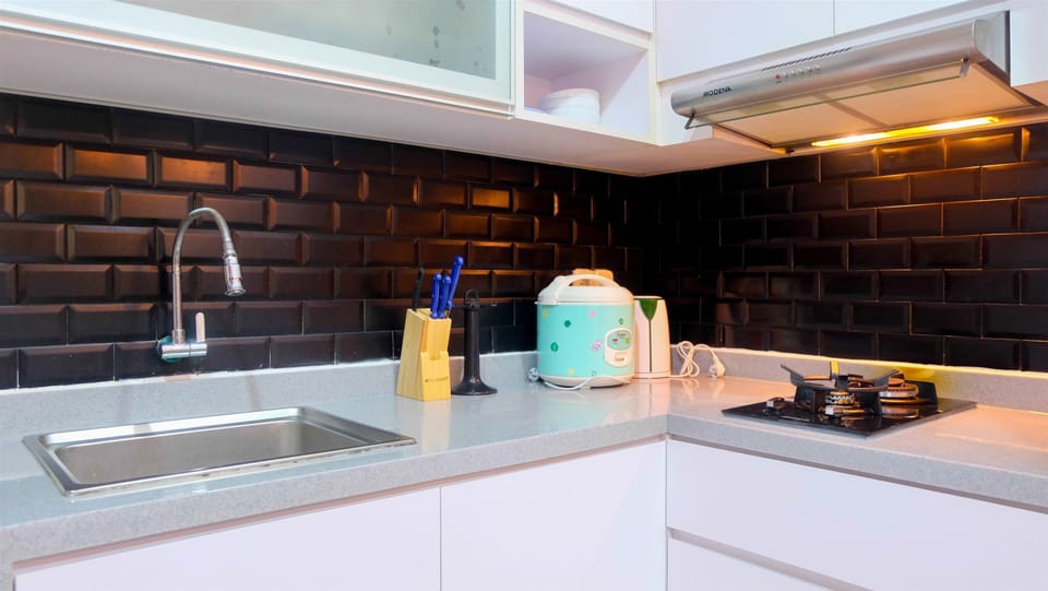 Room | Private kitchen | Fridge, stovetop, cookware/dishes/utensils