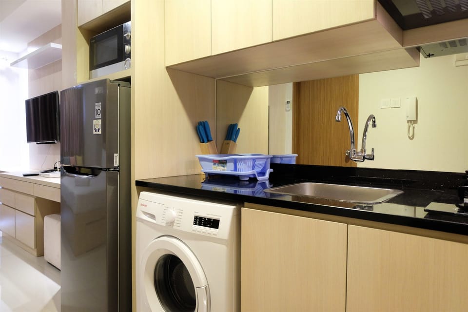 Room | Private kitchenette | Fridge, stovetop, cookware/dishes/utensils