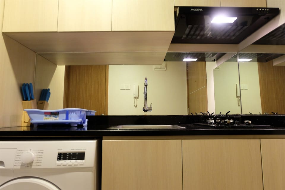 Room | Private kitchenette | Fridge, stovetop, cookware/dishes/utensils