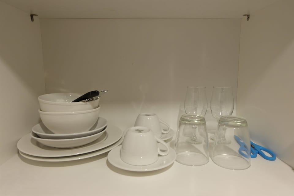 Room | Private kitchenette | Fridge, stovetop, cookware/dishes/utensils