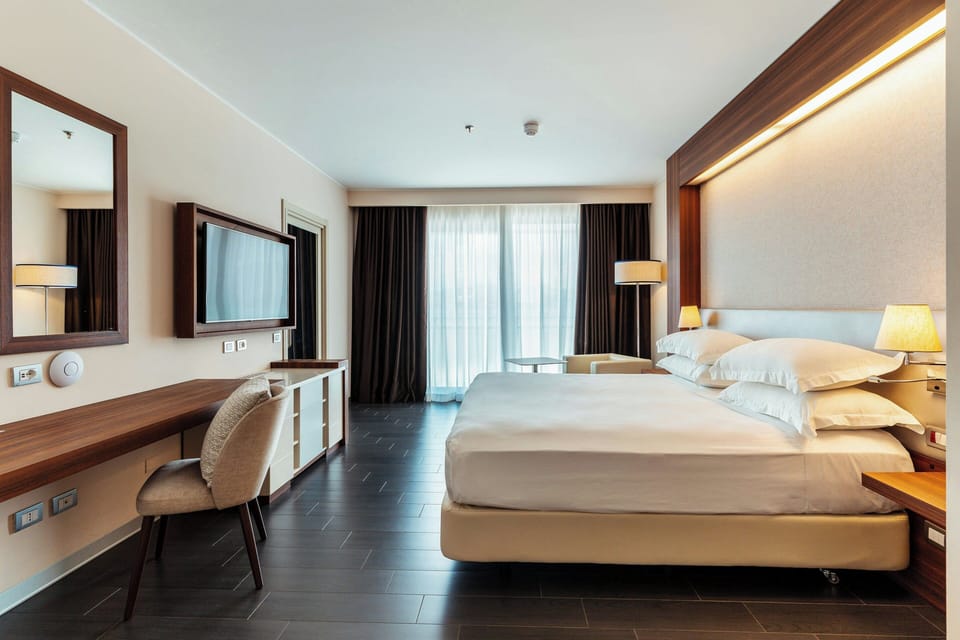 Deluxe Room, 1 King Bed, Non Smoking | Hypo-allergenic bedding, down comforters, minibar, in-room safe