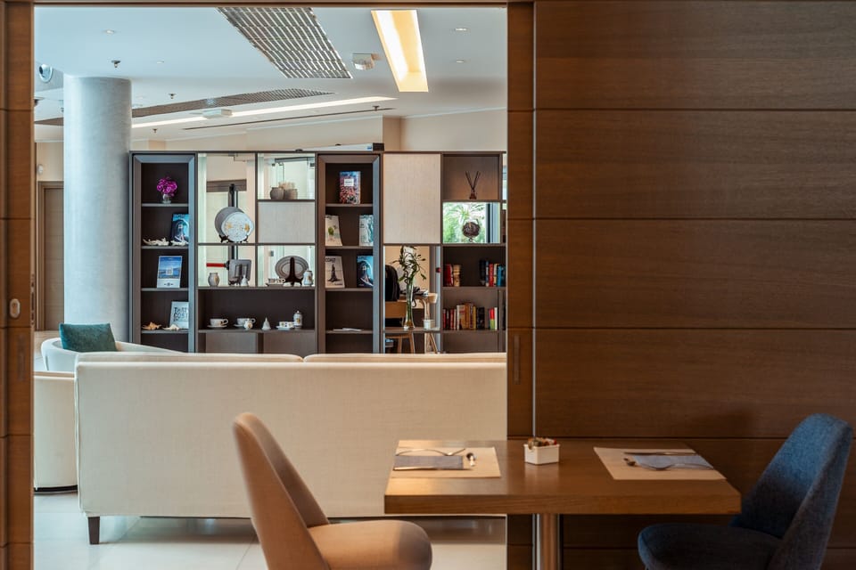 Lobby lounge