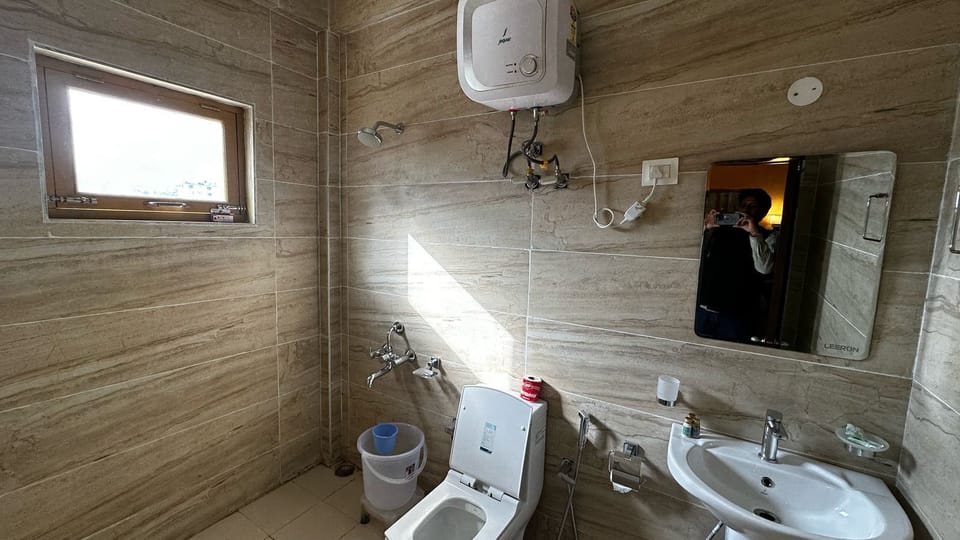 Shower, rainfall showerhead, free toiletries, slippers