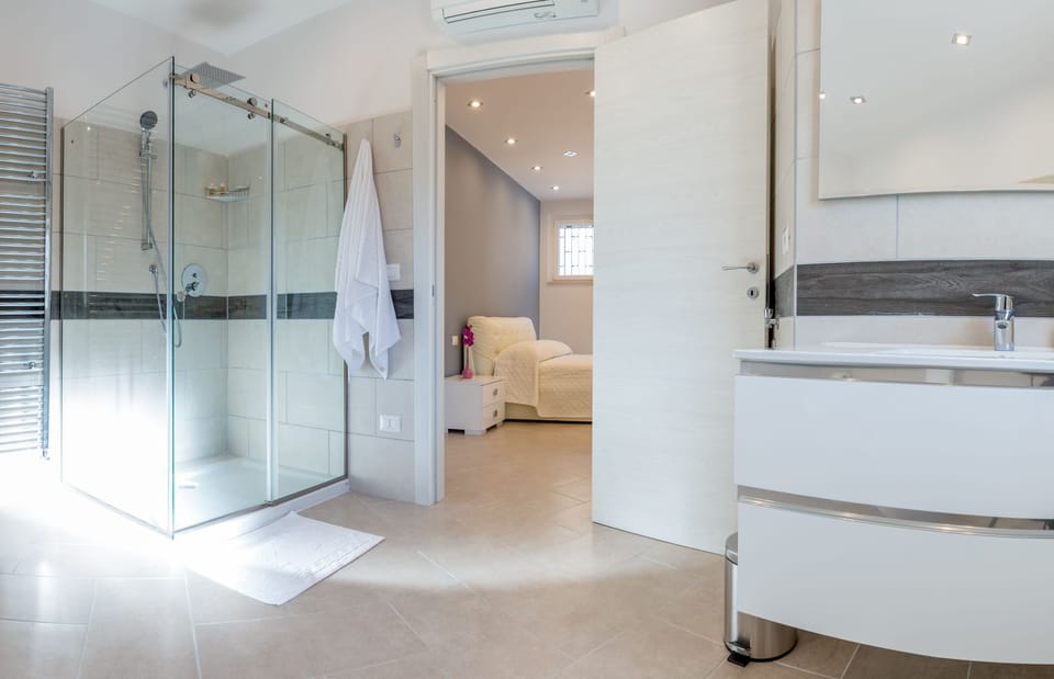 Design Apartment, 1 Double Bed | Bathroom | Shower, free toiletries, hair dryer, bathrobes