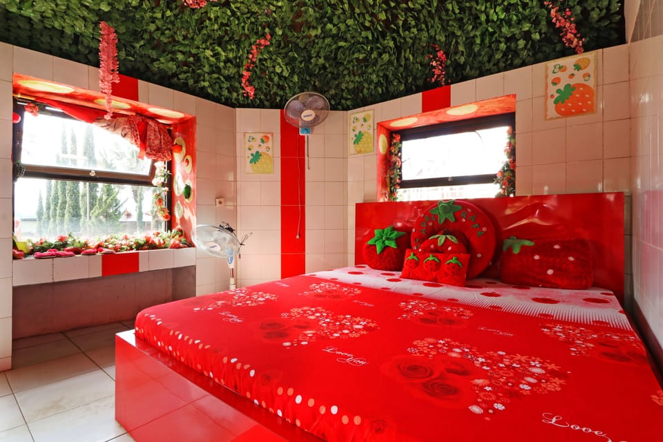 Family Room | Desk, bed sheets