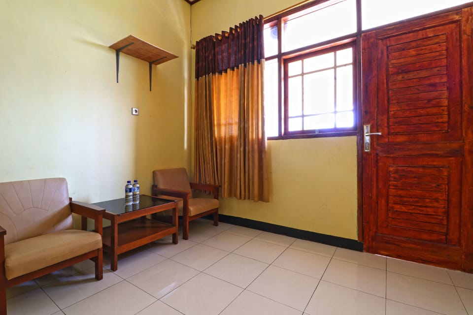 Standard Room | Desk, bed sheets
