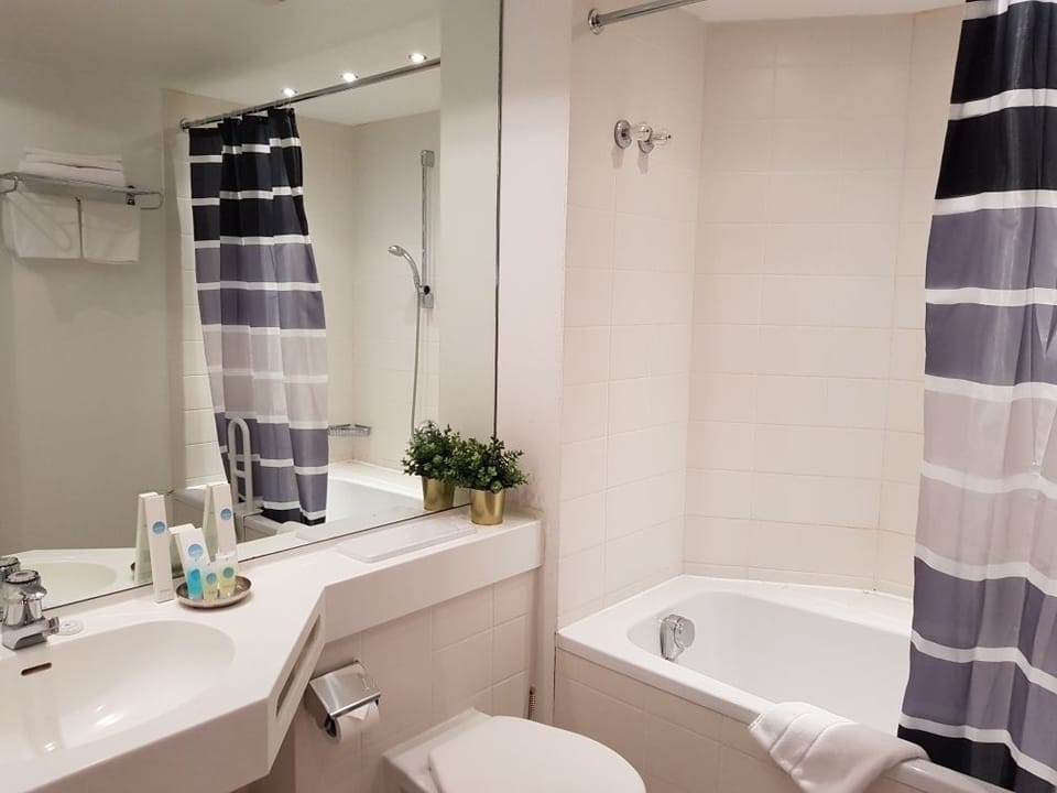 Deep soaking tub, free toiletries, hair dryer, towels