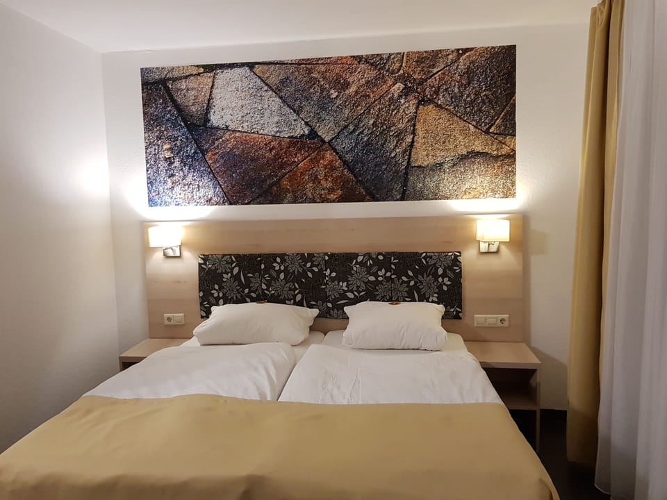 Double Room | Minibar, desk, cribs/infant beds, rollaway beds