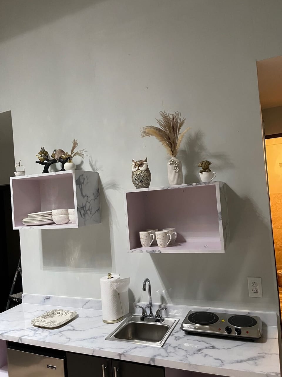 Studio Suite | Private kitchen | Mini-fridge, microwave, coffee/tea maker, coffee grinder