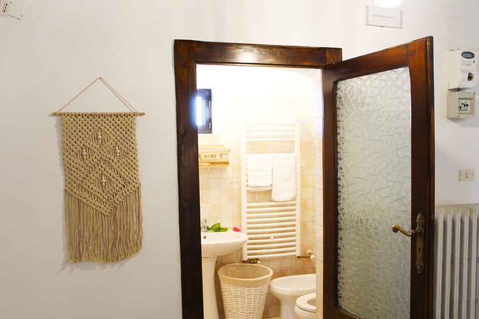 Deluxe Suite (Trullo) | Bathroom | Shower, free toiletries, hair dryer, bidet