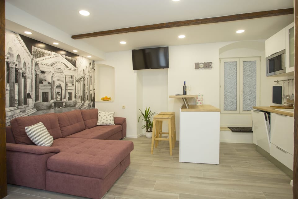 Luxury Apartment, 1 King Bed with Sofa bed | Living area | Smart TV