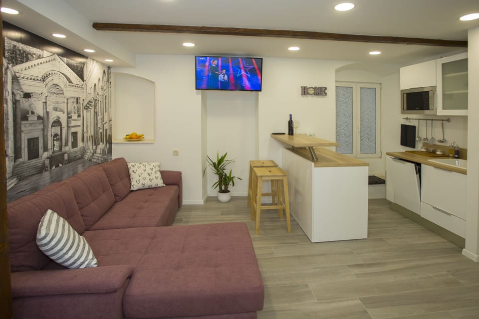 Luxury Apartment, 1 King Bed with Sofa bed | Private kitchen | Fridge, microwave, stovetop, dishwasher