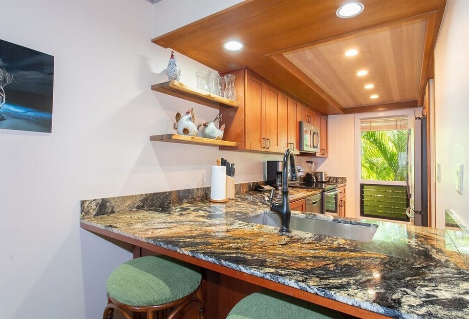 The breakfast bar is the perfect place for some morning macadamia nut pancakes and Kona coffee