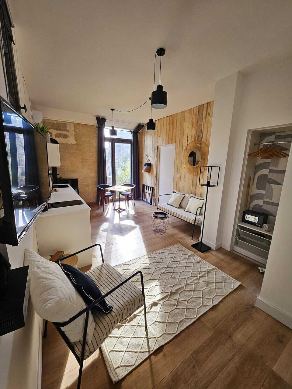 City Apartment, Private Bathroom, Pool View (Suite Curieuse)