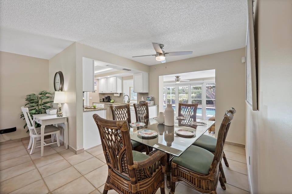House, Multiple Beds (Cozy home with sunroom, pool and step) | Dining