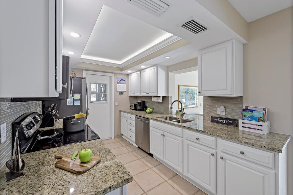 House, Multiple Beds (Cozy home with sunroom, pool and step) | Private kitchen
