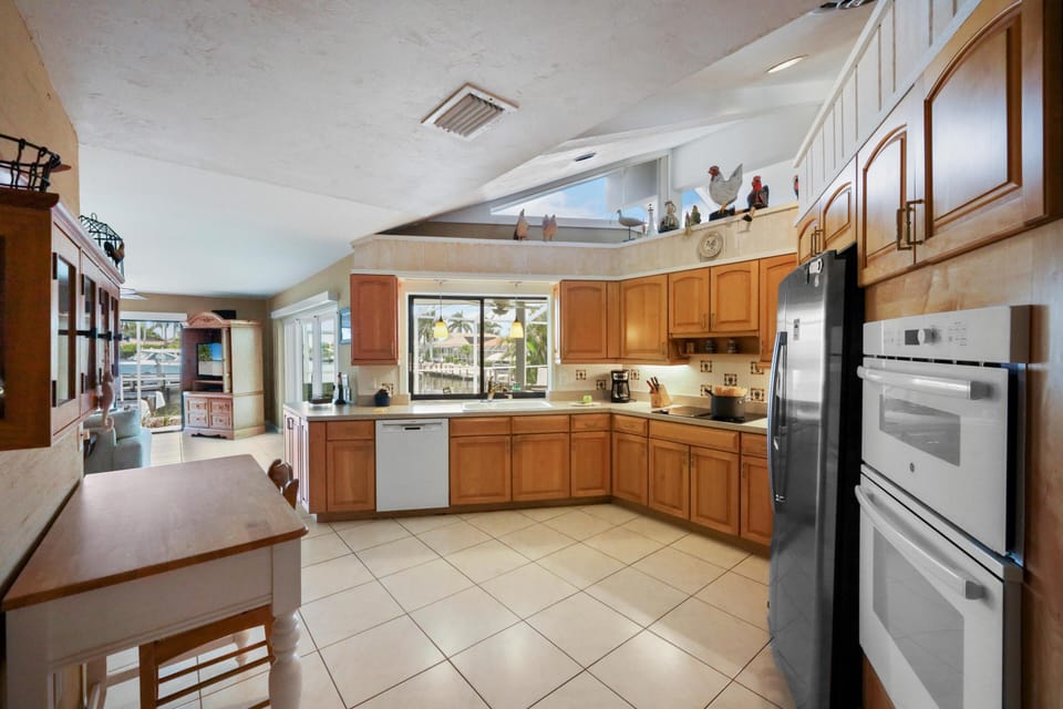 House, Multiple Beds (Boater’s paradise with unmatched wate) | Private kitchen | Oven, toaster