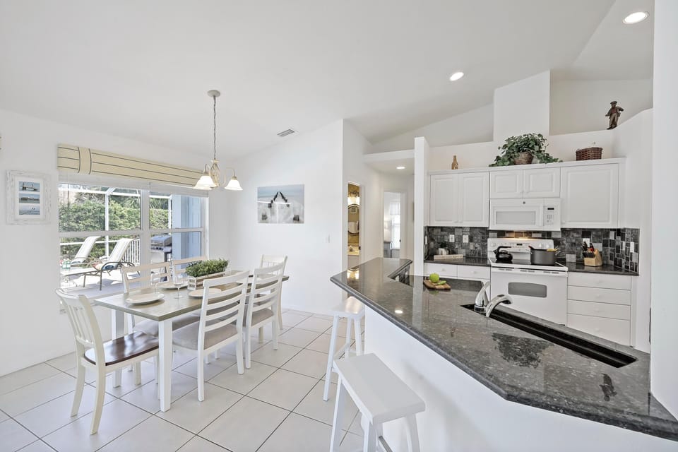 House, Multiple Beds (Inviting, quiet home in with pool and) | Private kitchen | Oven, toaster