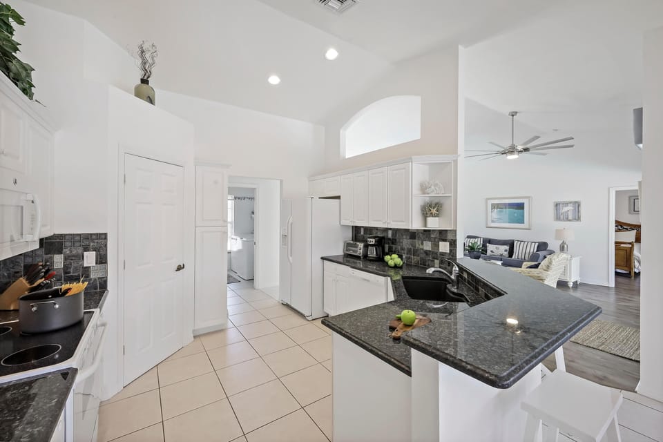 House, Multiple Beds (Inviting, quiet home in with pool and) | Private kitchen | Oven, toaster