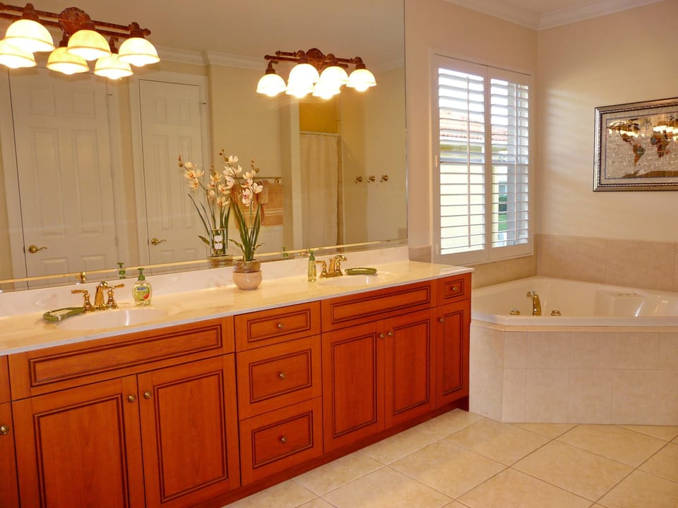 Pet-friendly Waterfront Home Near Beach With Pool House in Marco Island