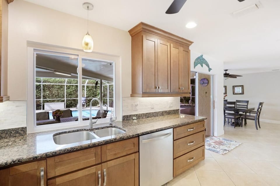 House, Multiple Beds (Centrally located pet-friendly home w) | Private kitchen | Oven, toaster