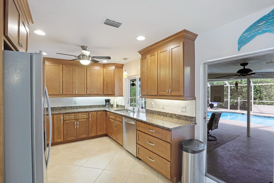 House, Multiple Beds (Centrally located pet-friendly home w) | Private kitchen | Oven, toaster