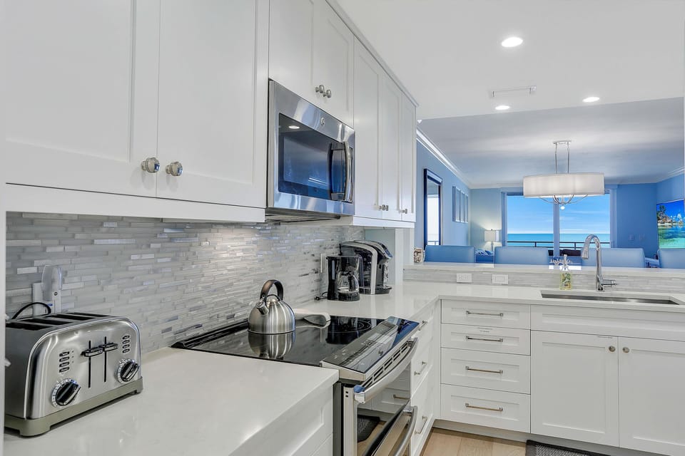 Condo, Multiple Beds (Beachfront condo with 180-degree view) | Private kitchen | Fridge, microwave, oven, stovetop